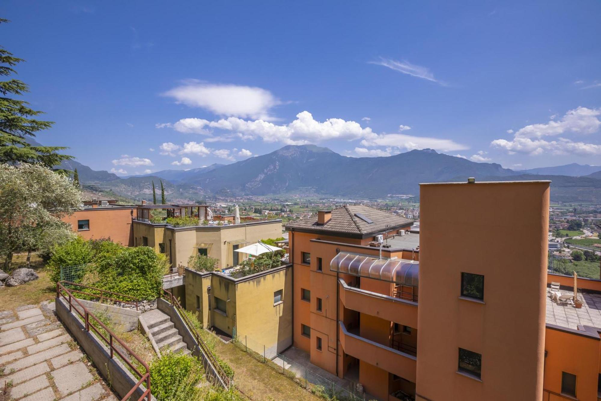 Lake View Dom-Us Apartment - Happy Rentals Riva del Garda Dış mekan fotoğraf